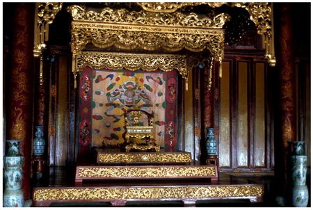 Chú thích của Steve Brown trên Flickr cá nhân của mình về bức ảnh: Ngai vàng của các vị vua nhà Nguyễn trong điện Thái Hoà.